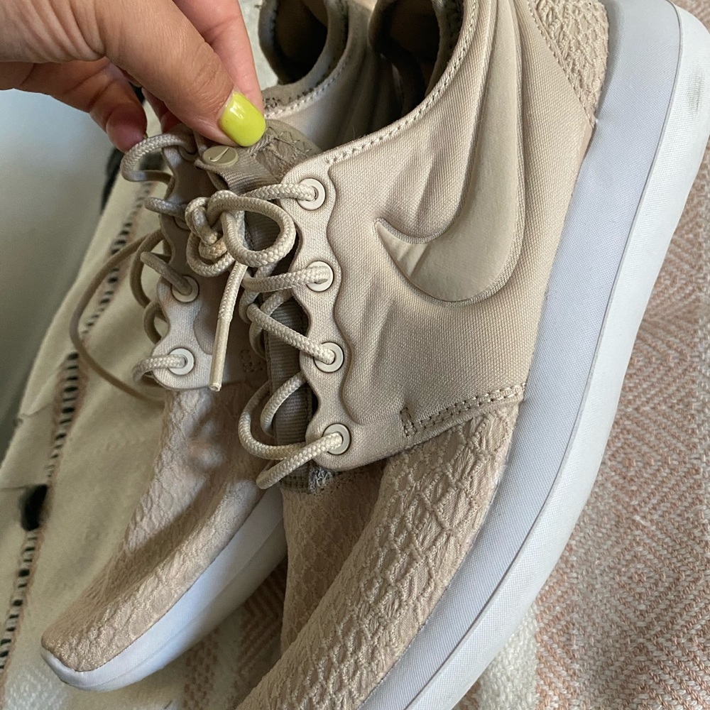 Nike Roshe in Oatmeal LIKE NEW SZ 8